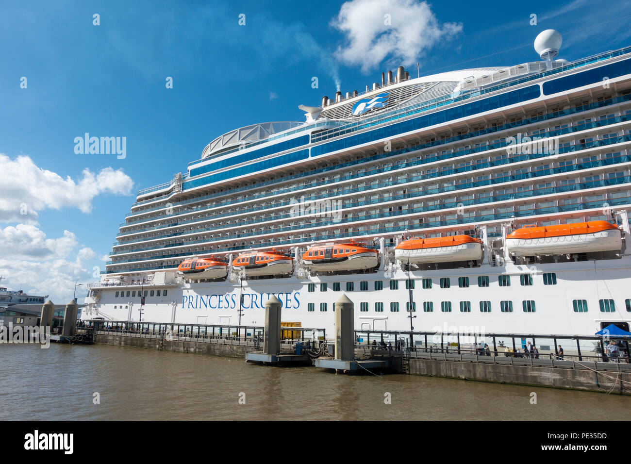 Royal Princess Cruise nave ormeggiata a Liverpool Foto Stock