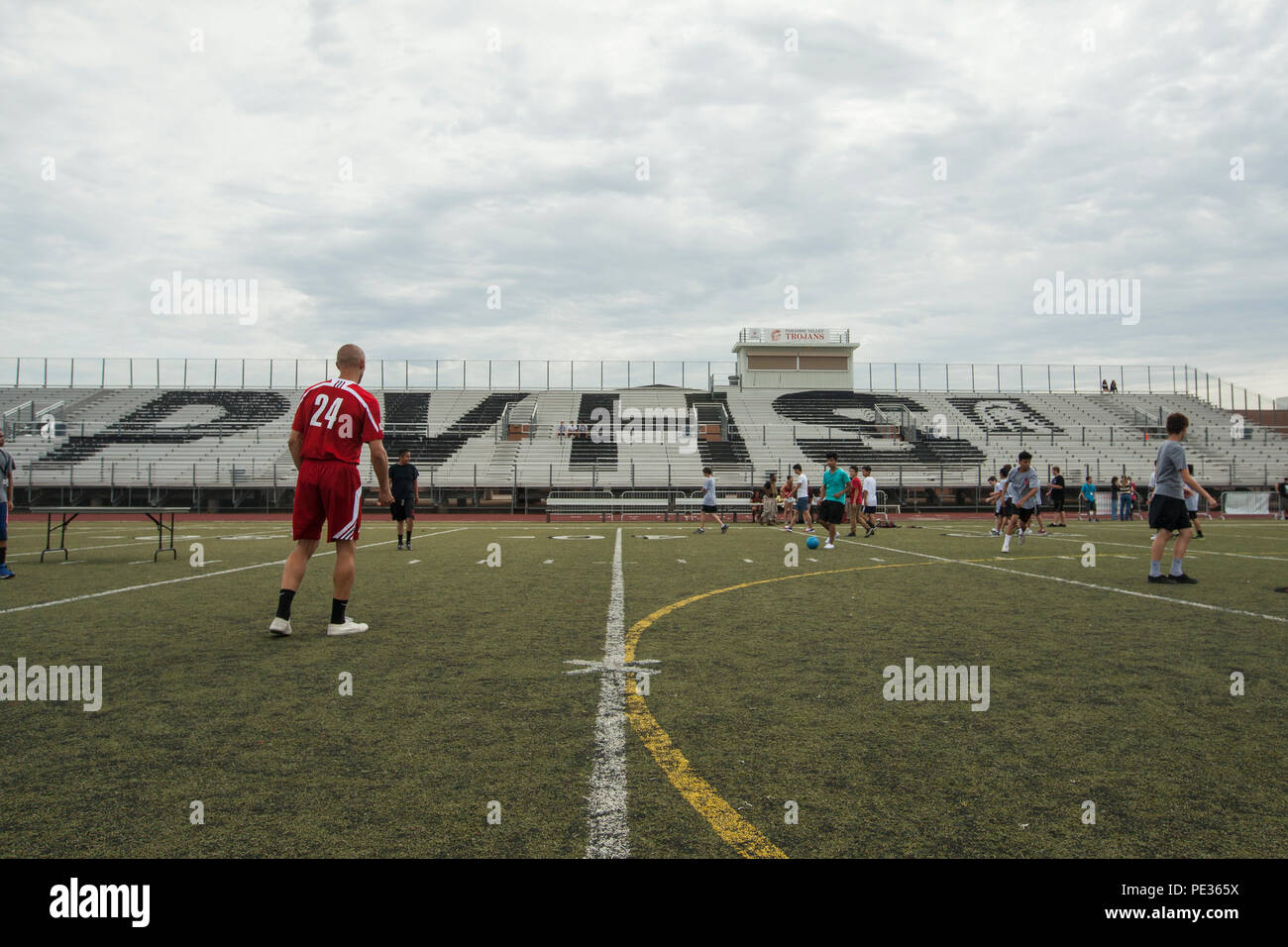 Stati Uniti Marine Corps Cpl. Renzo Vogel, aeroporto rescue pompiere, calci una palla con uno studente durante un clinic di calcio a Paradise Valley High School, Scottsdale, in Arizona, durante la settimana di Marino Phoenix, Sett. 9, 2015. Settimana Marine fornisce un opportunità per il Marine Corps per visitare una città che normalmente non hanno la possibilità di interagire con Marines su base regolare. (U.S. Marine Corps photo by Lance Cpl. Samantha K. Draughon/rilasciato) Foto Stock