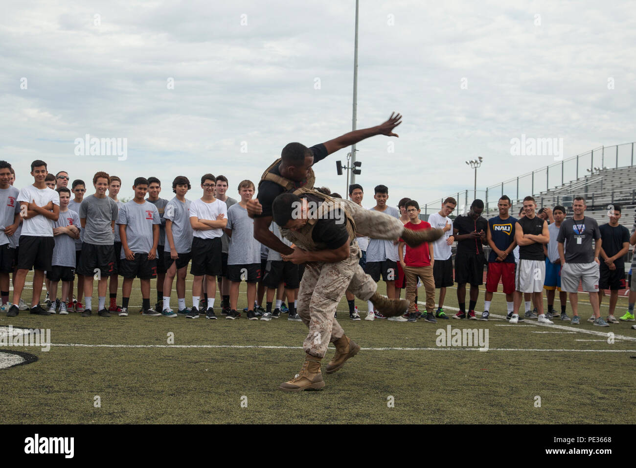 Stati Uniti Marine Corps Sgt. Robert genitore, destra e Sgt. Carey Edwards, istruttori con il centro di arti marziali di eccellenza, dimostrare Marine Corps Arti Marziali tecniche di programma a Paradise Valley High School, Scottsdale, in Arizona, durante la settimana di Marino Phoenix, Sett. 9, 2015. Settimana Marine fornisce un opportunità per il Marine Corps per visitare una città che normalmente non hanno la possibilità di interagire con Marines su base regolare. (U.S. Marine Corps photo by Lance Cpl. Samantha K. Draughon/rilasciato) Foto Stock