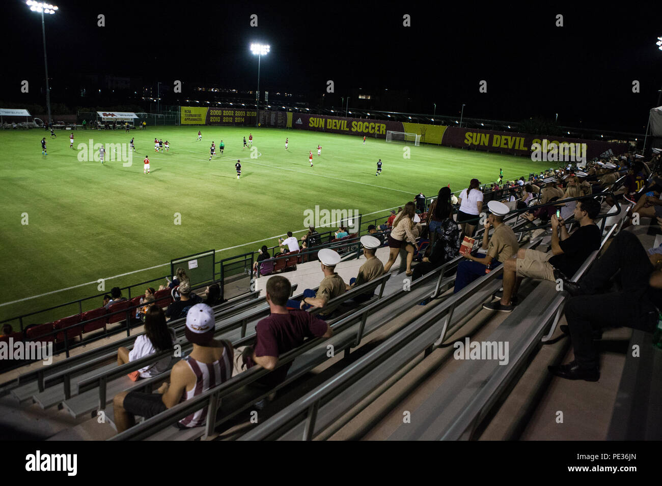 Stati Uniti Marines e gli ospiti possono guardare durante un match di esibizione tra la All-Marine squadra di calcio e l'Arizona State University gli uomini della squadra di calcio durante la settimana Marino Phoenix al Sun Devil Stadium, Tempe, Arizona, Sett. 10, 2015. Settimana Marine fornisce un opportunità per il Marine Corps per visitare una città che normalmente non hanno la possibilità di interagire con Marines su base regolare. (U.S. Marine Corps photo by Lance Cpl. Alex A. Quiles/rilasciato) Foto Stock