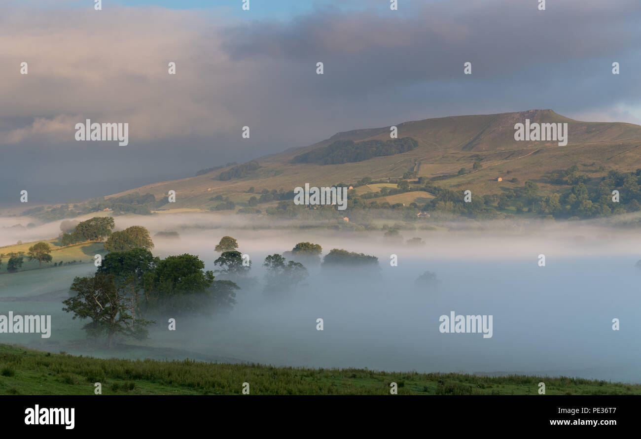 Early Morning mist intorno Semerwater nel Yorkshire Dales, UK. Foto Stock