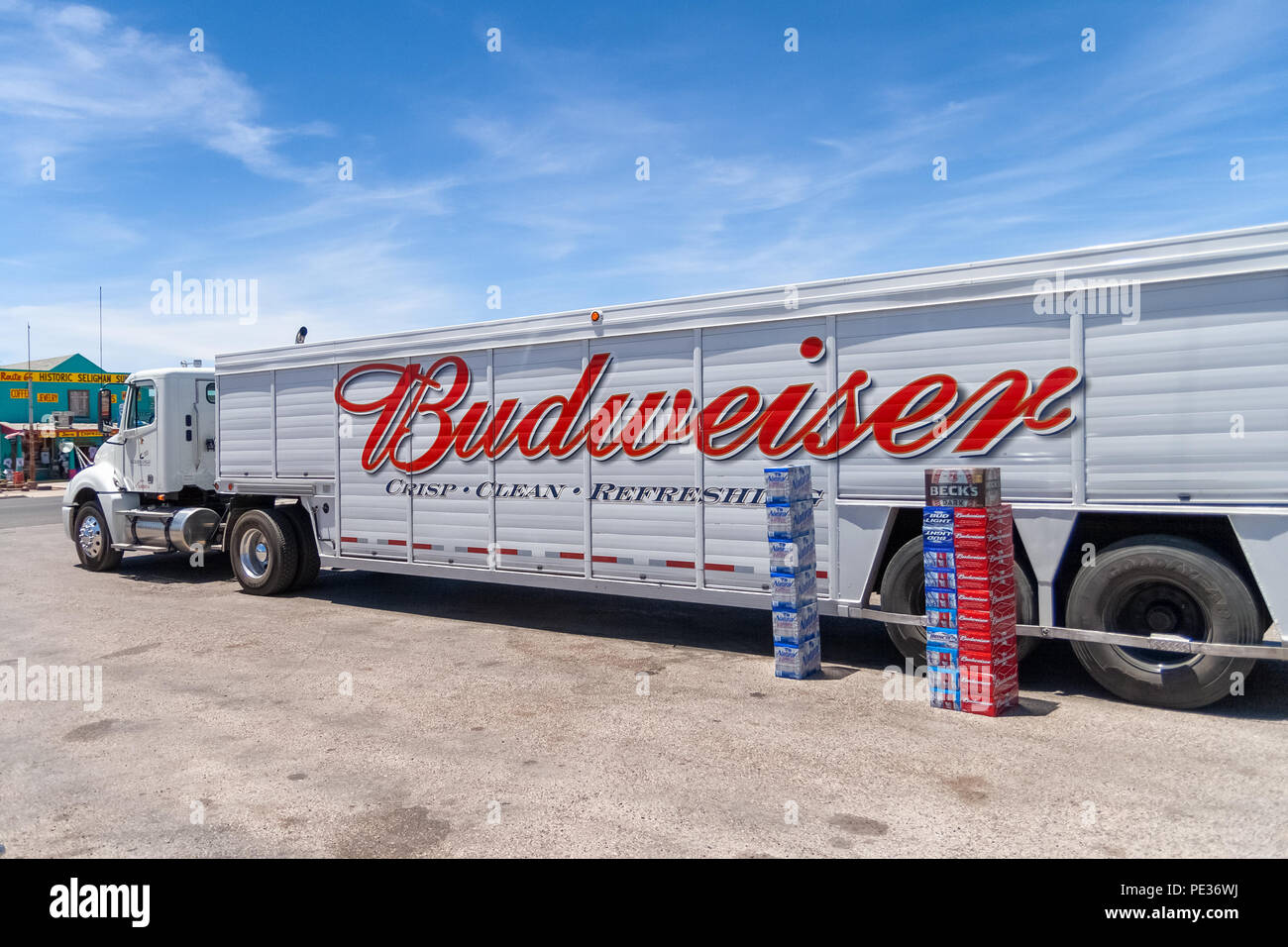 Parcheggiato Budweiser carrello con pile di bevande in attesa di essere consegnati, Seligman, Arizona, Stati Uniti. Foto Stock