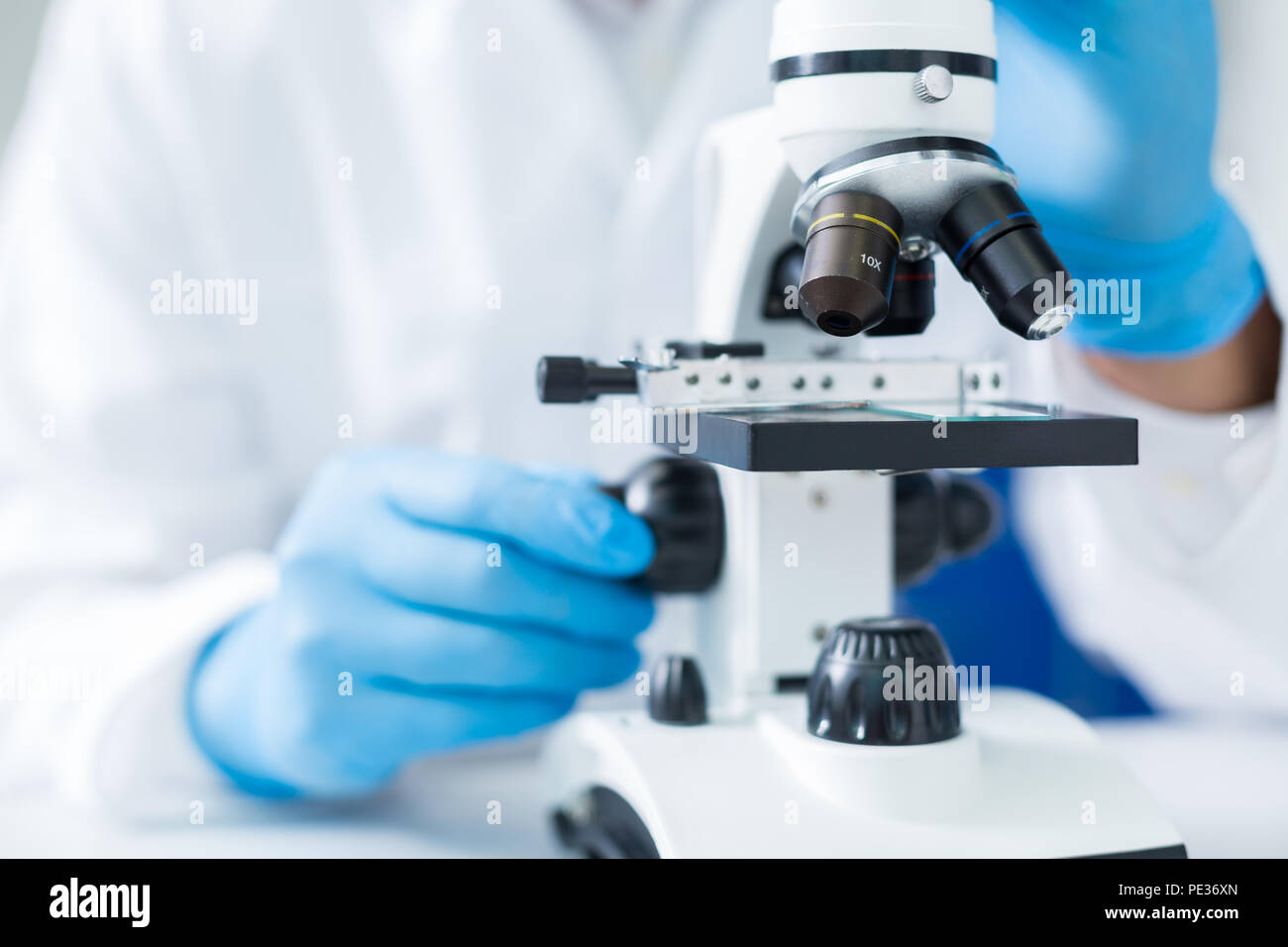 I dettagli di ottica. Messa a fuoco selettiva di lente di un moderno microscopio professionale essendo utilizzato nel laboratorio scientifico Foto Stock
