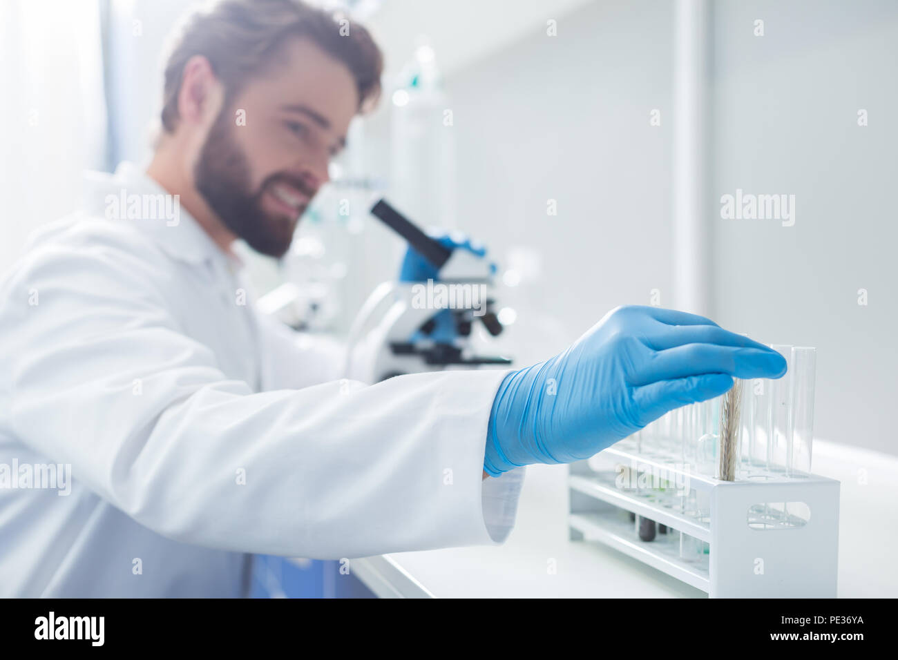 Nel laboratorio scientifico. Messa a fuoco selettiva di scienziato canto tenuto al di fuori del tubo di prova per la ricerca Foto Stock