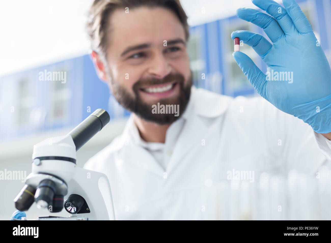 Le conquiste scientifiche. Messa a fuoco selettiva di nuove cure innovative che si terrà a Nizza allegro scienziato positivo Foto Stock