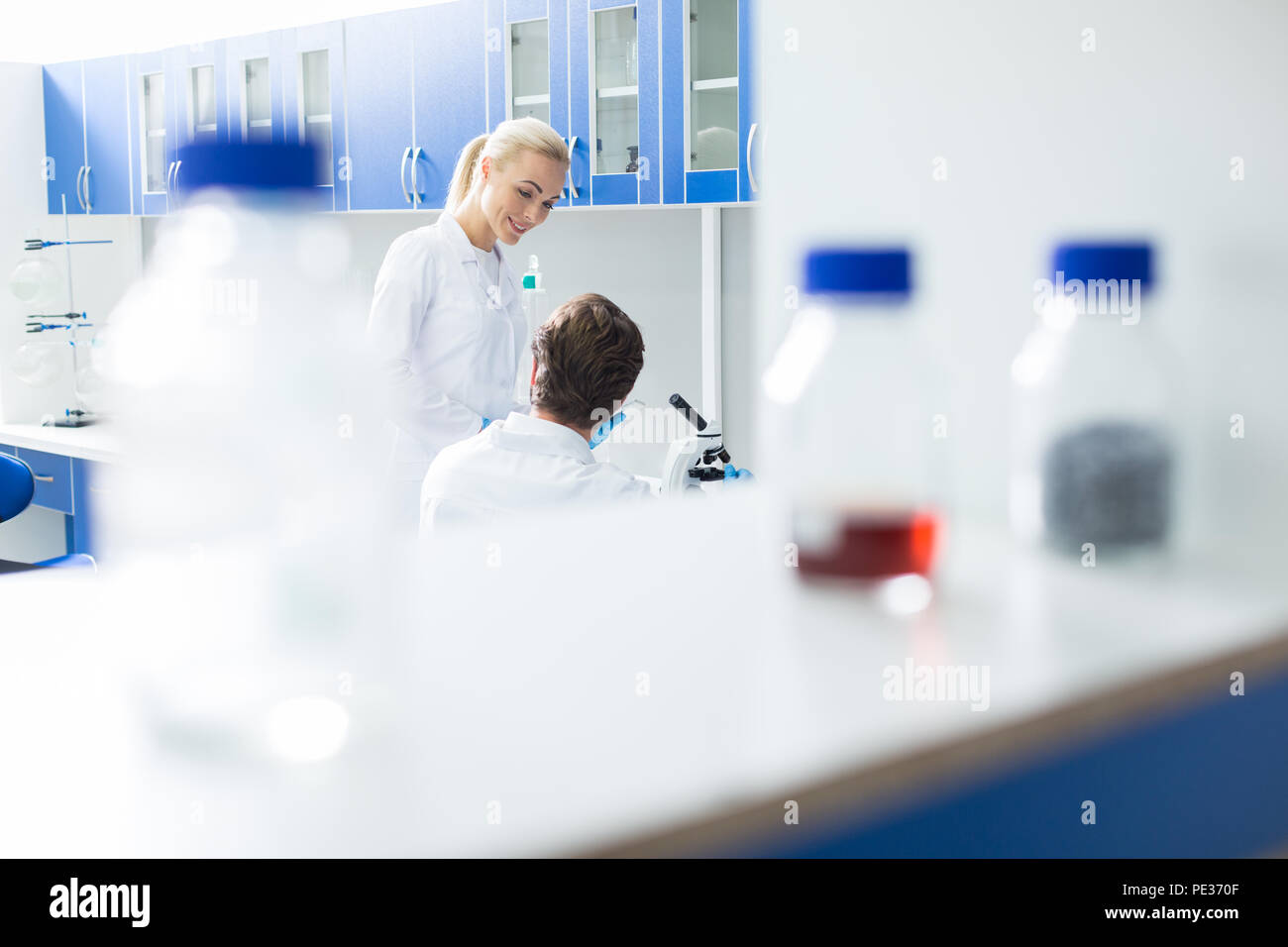 La collaborazione professionale. Nice positivo colleghi felice sorridente e di parlarsi mentre si lavora insieme in laboratorio Foto Stock