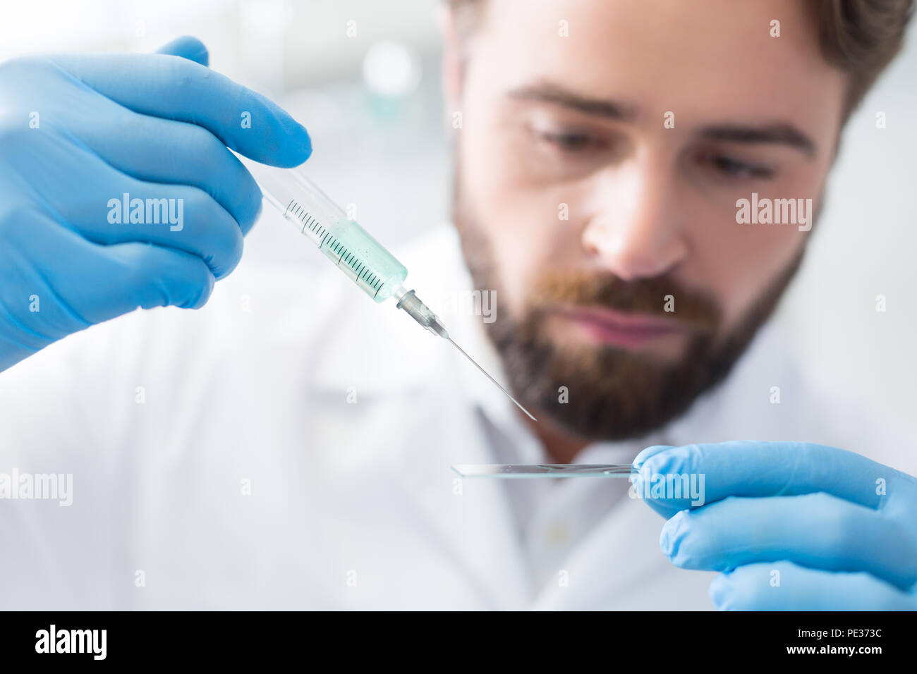 Laboratorio di analisi mediche Messa a fuoco selettiva di una siringa medicale essendo utilizzato in ambito professionale laboratorio scientifico Foto Stock