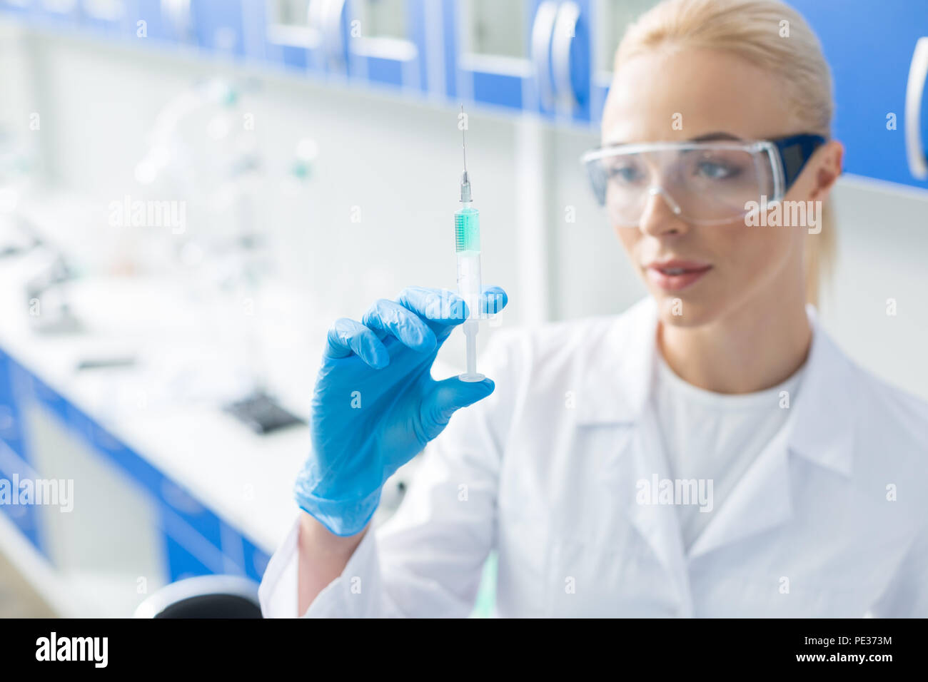 Medicina professionale. Messa a fuoco selettiva di siringa medicale essendo pronto per l'uso nel laboratorio di analisi mediche Foto Stock