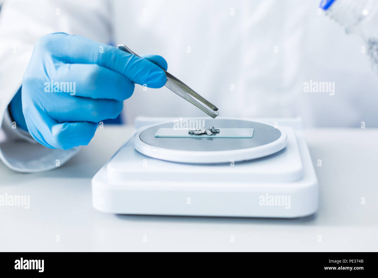 La ricerca moderna. Messa a fuoco selettiva di campioni di prova di essere messo sul vetro mentre viene analizzato Foto Stock