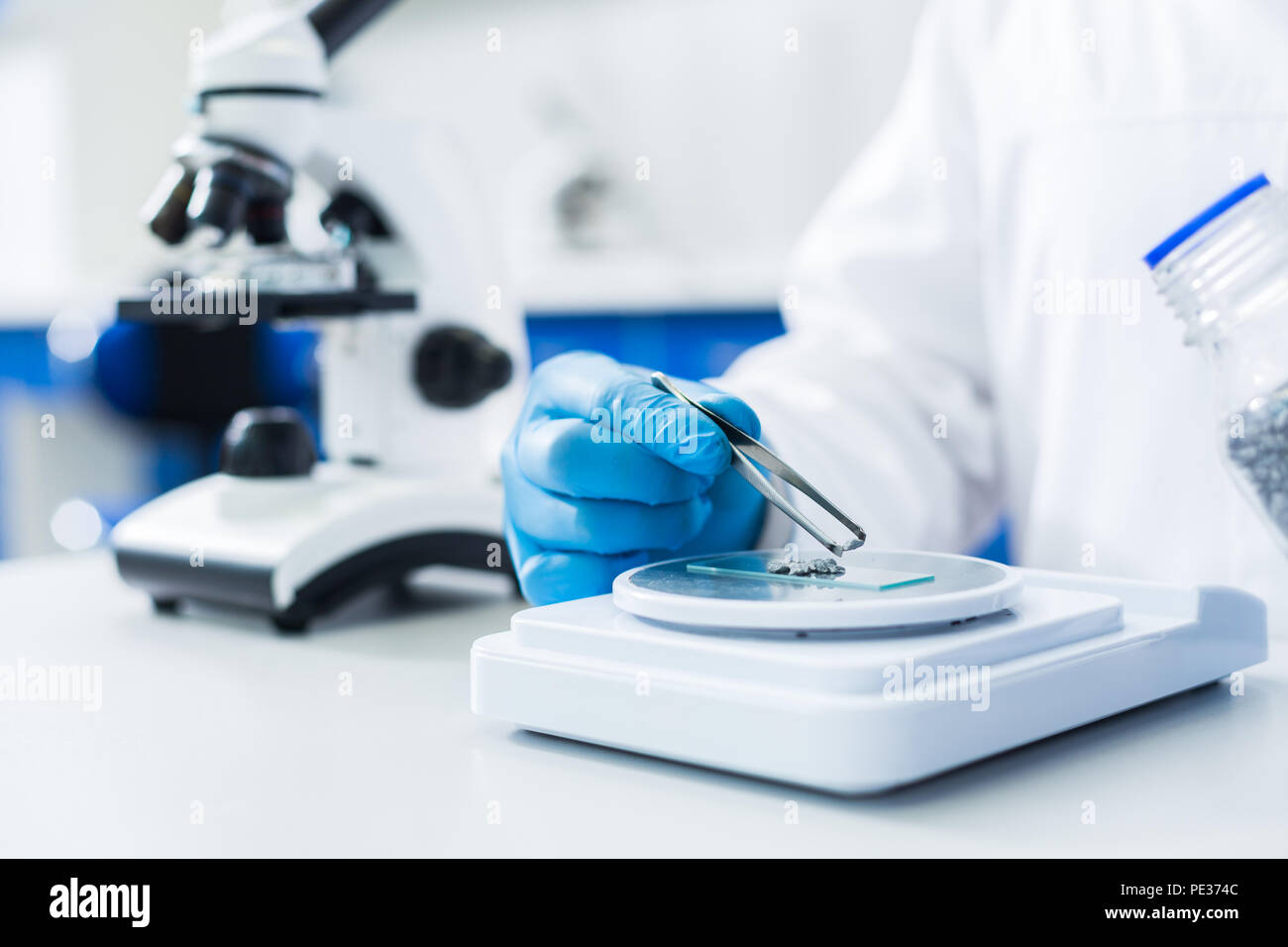 In laboratorio. Messa a fuoco selettiva dei campioni di prova in corso di analisi sul moderno laboratorio professionale Foto Stock