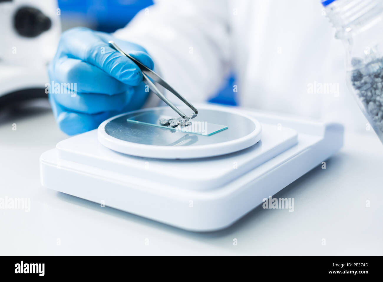 Profonda analisi. Chiusura del materiale di prova essendo posizionate con cautela sul vetro per analisi Foto Stock