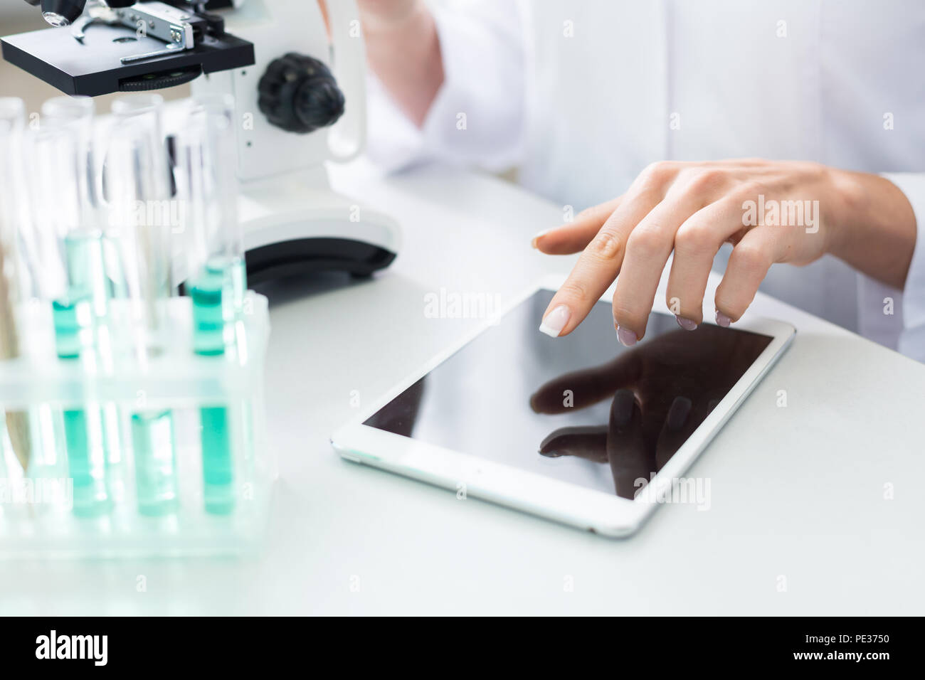 Dispositivo innovativo. Primo piano di un moderno e innovativo tablet giacente sul piano di laboratorio Foto Stock