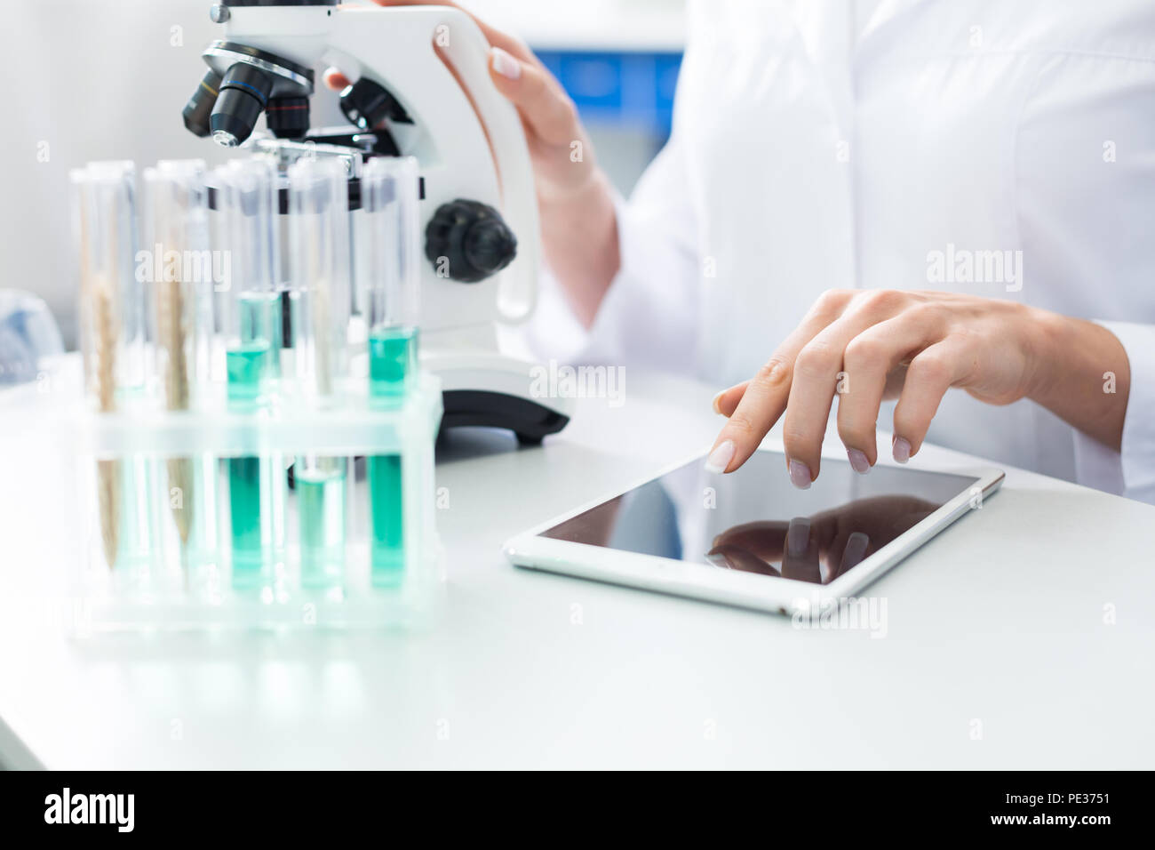 Tablet PC moderni. Professional dispositivo digitale giacente sulla tavola nel laboratorio scientifico Foto Stock