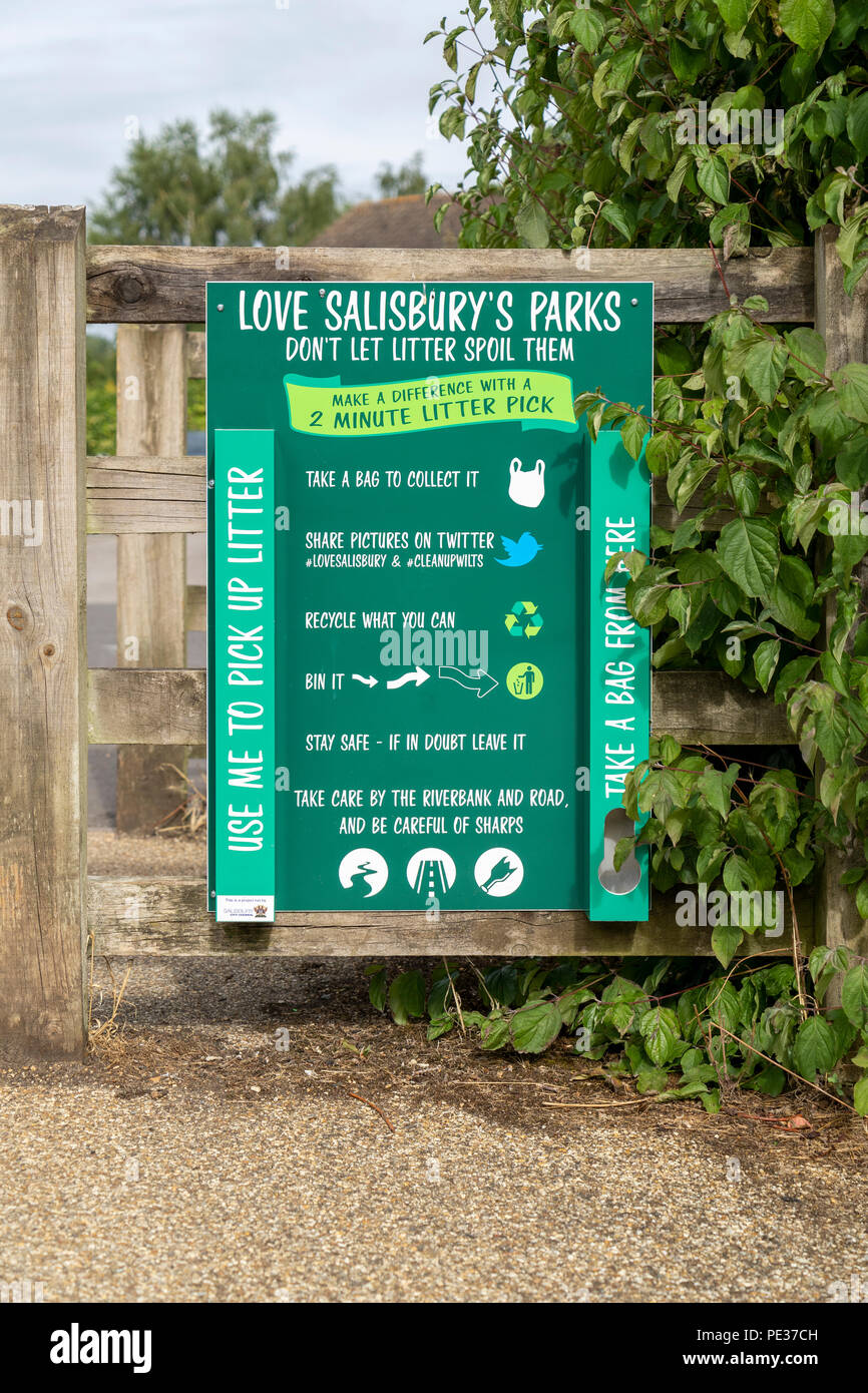 Per lettiera sacchetto in corrispondenza della stazione di ingresso a Salisbury parco pubblico Foto Stock