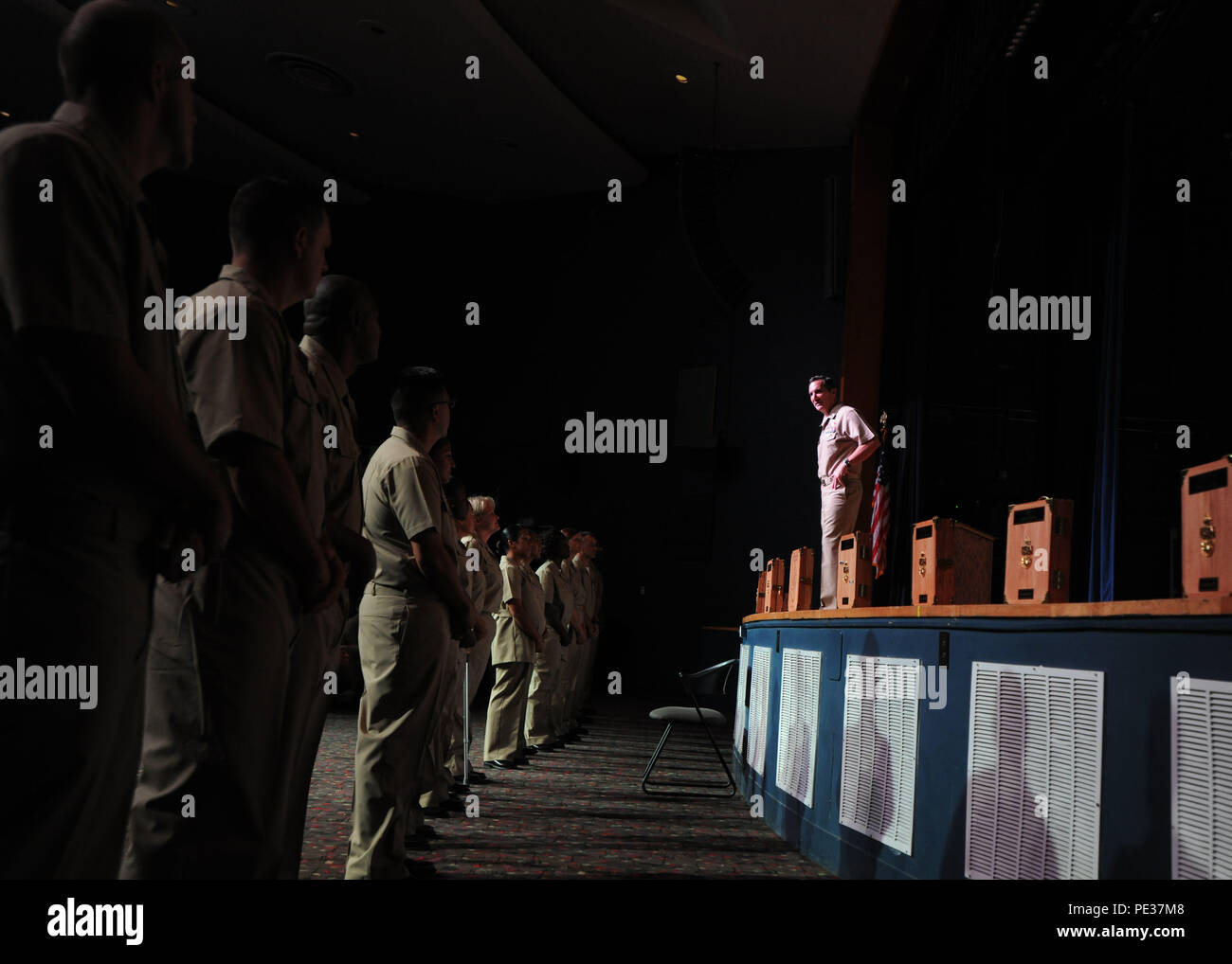 VIRGINIA BEACH, Va. (sett. 16, 2015) - Posteriore Adm. (U) Frank Morneau, comandante della Marina Expeditionary comando di combattimento, parla con il nuovissimo chief seleziona prima che essi siano fissati al rango di capo sett. 16. Comandi da circa JEB poco Creek-Fort storia uniti insieme a collaborare per un gruppo chief's pinning. (U.S. Foto di Marina di Massa lo specialista di comunicazione 2a classe Benjamin Wooddy/ rilasciato) Foto Stock