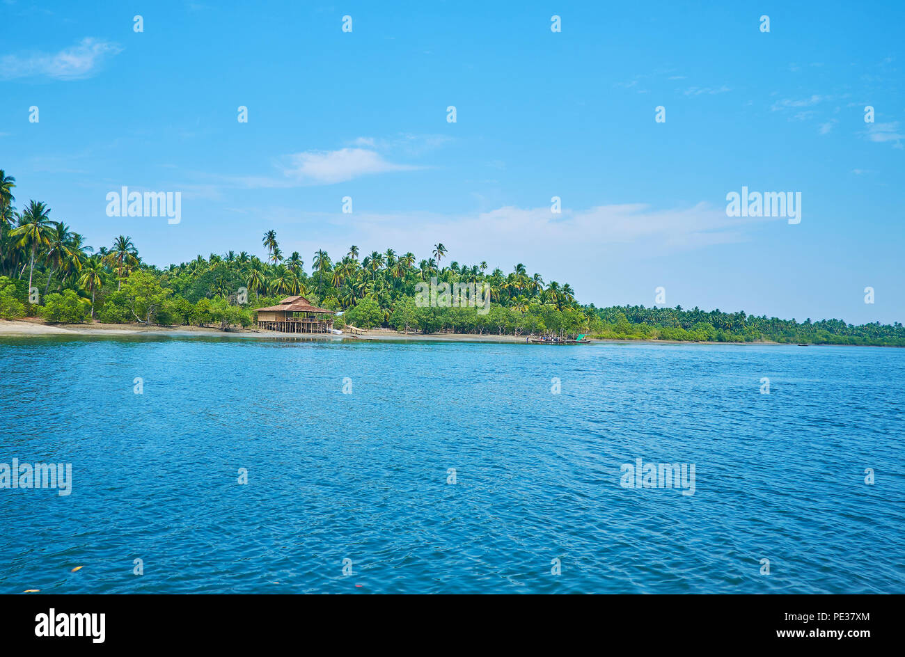 Ngwesaung zona turistica è circondata da zone di giungla, nascondendo ampia fiumi con villaggi di pescatori, Myanmar. Foto Stock