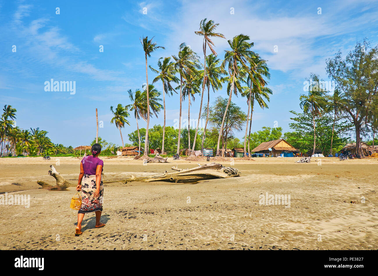L'ampio banco di sabbia con la bassa marea, il villaggio shanties tratto lungo la foce del fiume sotto le palme presso il golfo del Bengala, Chaung Tha bea Foto Stock