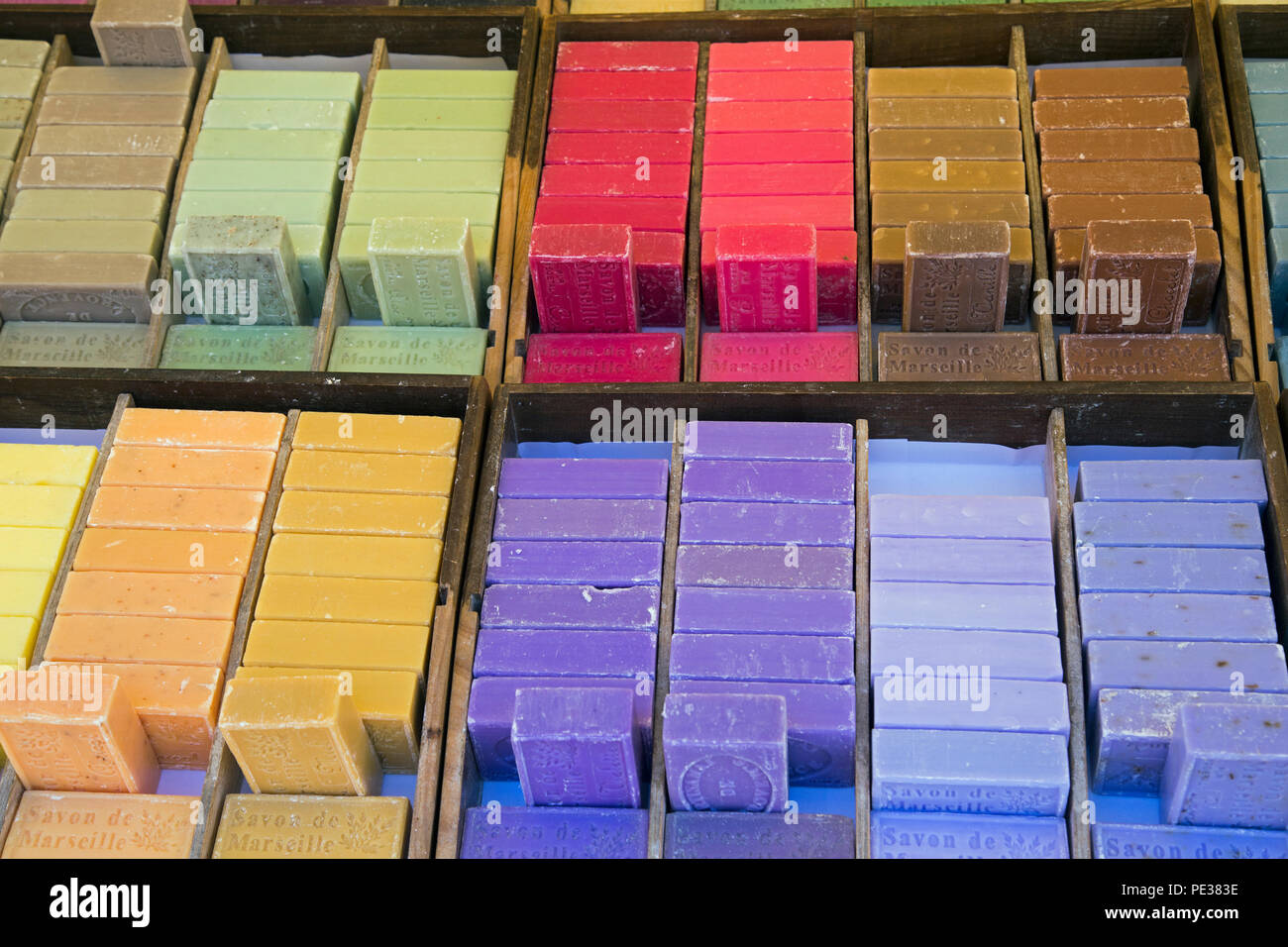 Nizza Cote d Azur, in Francia, giugno 2018, colorate realizzate localmente saponette per la vendita su un mercato in stallo Foto Stock