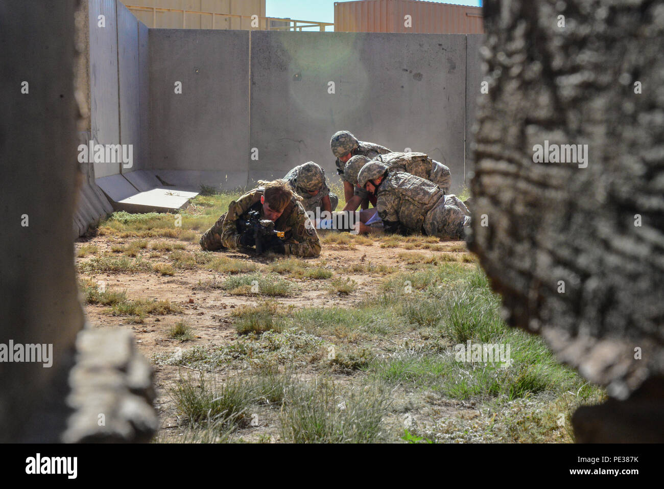 I medici da Holloman Air Force Base, N.M. bassa strisciare per il soccorso di un paziente simulato durante il rodeo EMT Sett. 17, 2015 a Melrose Air Force Range, N.M. Ventuno squadre di elite EMTs da 22 impianti attraverso la Air Force convocata a cannone per quattro giorni di design innovativi e ad alto numero di ottani concorrenza sett. 16-19. In tutto il rodeo team sono stati richiesti per eseguire la loro missione di salvataggio sotto l'occhio critico di esperti valutatori, dimostrando tecnica accurata ed efficace attuazione. Foto Stock