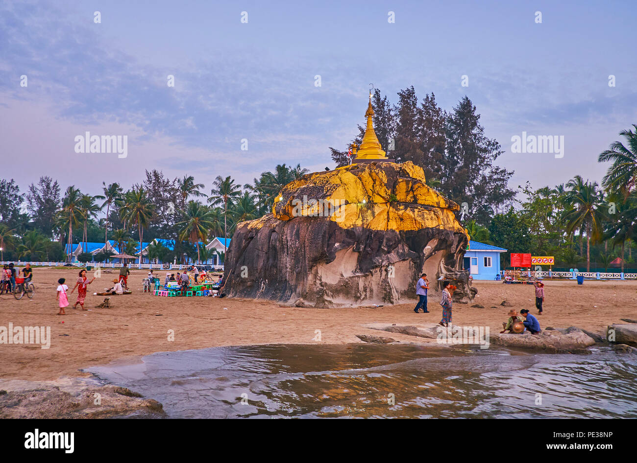 CHAUNG THA, MYANMAR - 28 febbraio 2018: il tramonto costa del Golfo del Bengala con una vista su Kyauk Pa Pagoda Hto, coperto con dorato e circondato da street Foto Stock