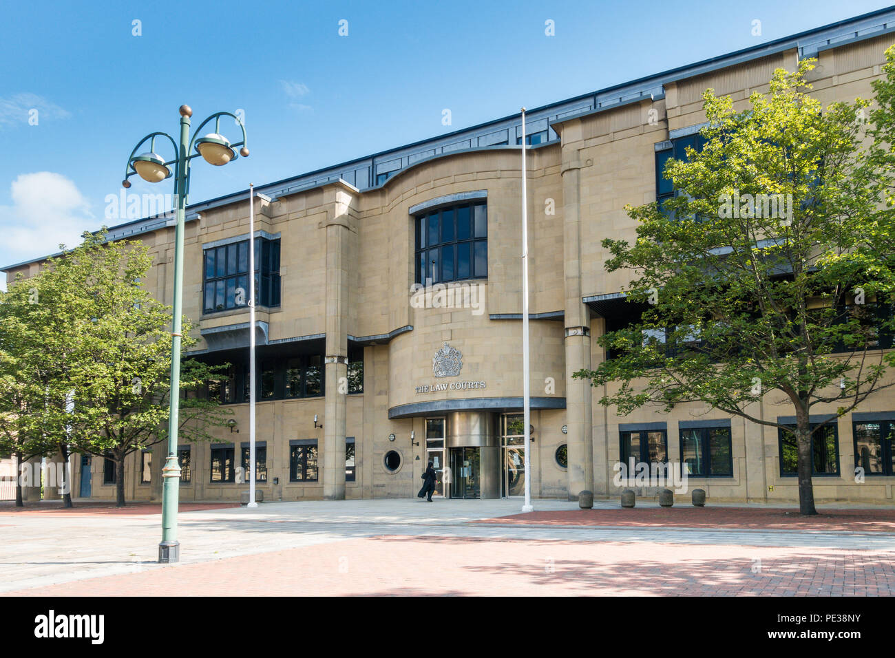 Esterno dell'edificio Bradford Crown Court a Bradford, Regno Unito, con facciata in arenaria, ingresso curvo con stemma reale e cartello Law Courts. Foto Stock