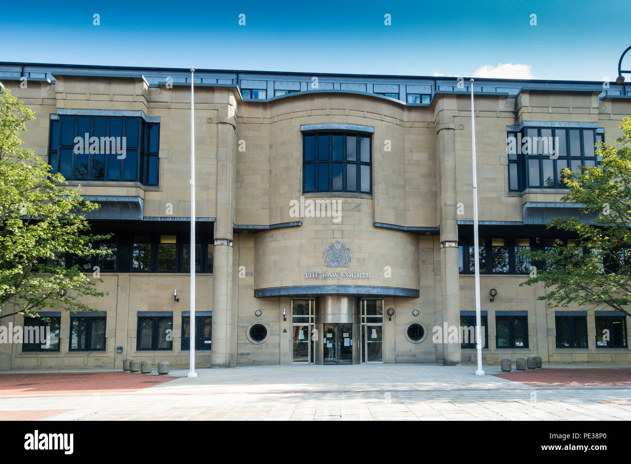 Esterno dell'edificio Bradford Crown Court a Bradford, Regno Unito, con facciata in arenaria, ingresso curvo con stemma reale e cartello Law Courts. Foto Stock