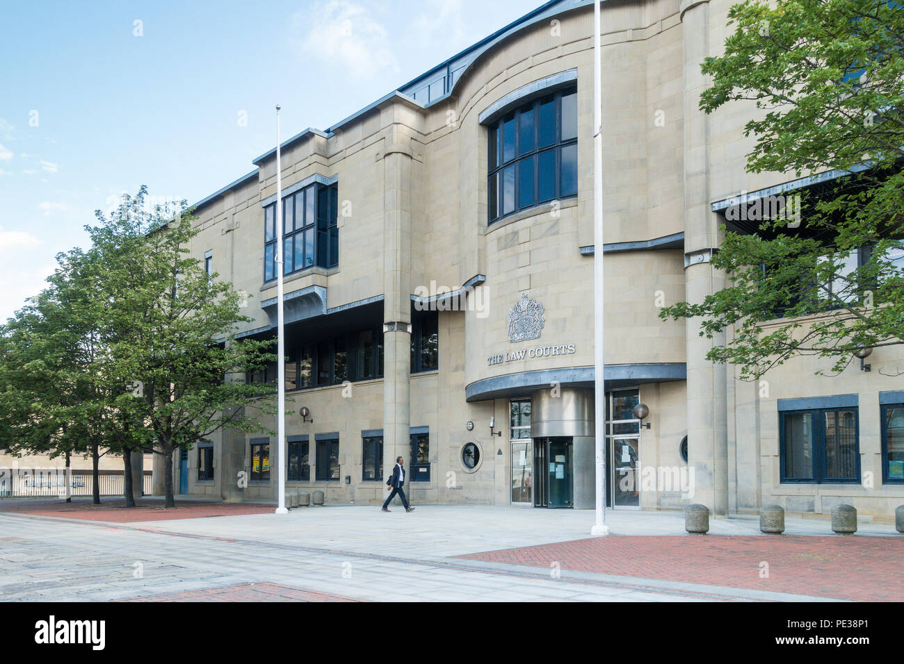 Esterno dell'edificio Bradford Crown Court a Bradford, Regno Unito, con facciata in arenaria, ingresso curvo con stemma reale e cartello Law Courts. Foto Stock