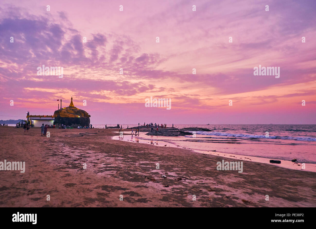 Il crepuscolo cielo sopra il golfo del Bengala beach e scenic Kyauk Pa Pagoda Hto, Chaung Tha, Myanmar. Foto Stock