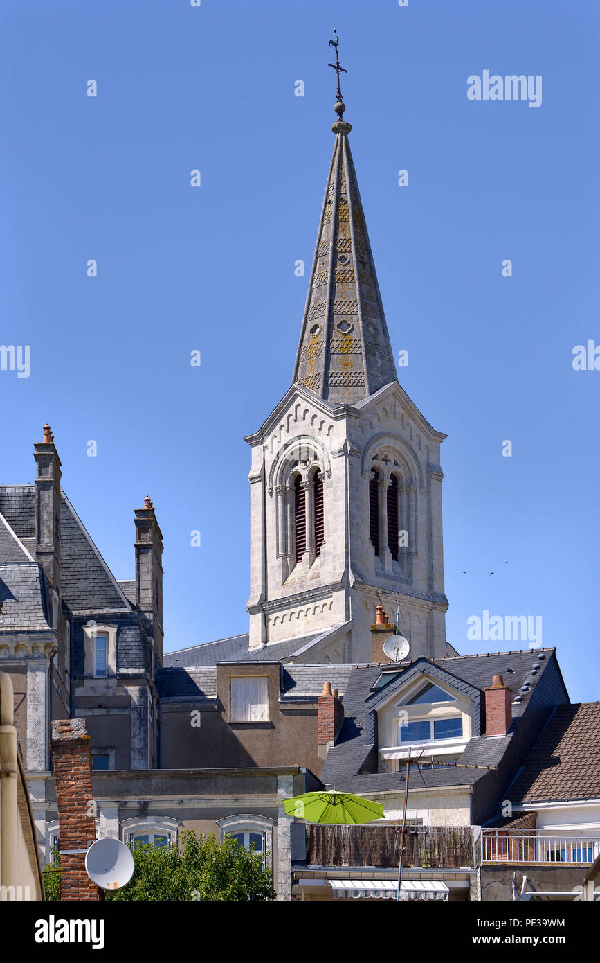 Il campanile della chiesa di Saint Gilles a Pornic nella regione Pays de la Loire in Francia occidentale Foto Stock