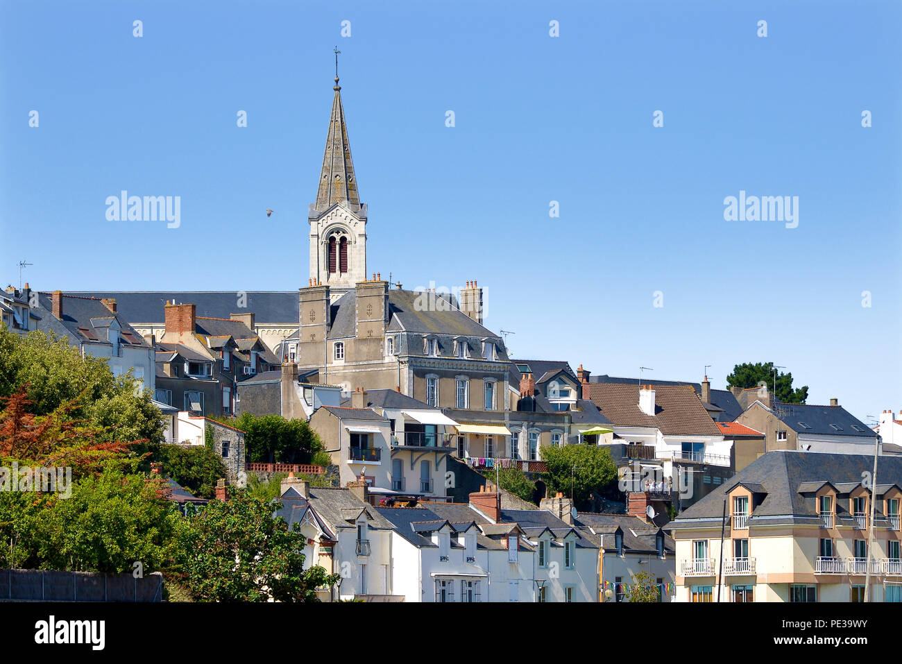 Il campanile della chiesa di Saint Gilles di Pornic nella regione Pays de la Loire in Francia occidentale Foto Stock