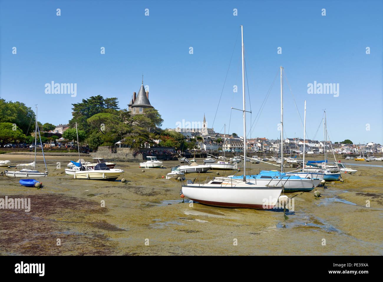 Porto di Pornic a bassa marea nella regione Pays de la Loire in Francia occidentale Foto Stock