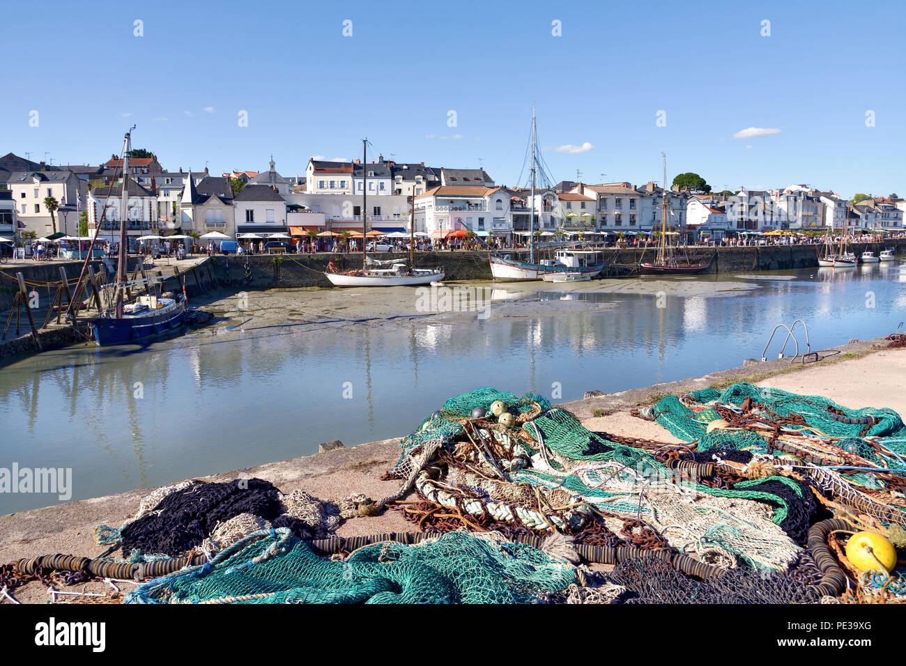 Porto di Pornic a bassa marea con reti da pesca nella regione Pays de la Loire in Francia occidentale Foto Stock