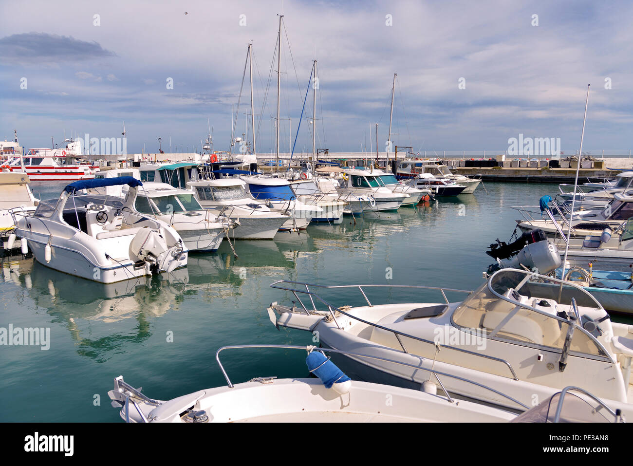 Porto di Saintes-Maries-de-la-Mer, un comune nelle Bouches-du-Rhône dal mare Mediterraneo nel sud della Francia Foto Stock