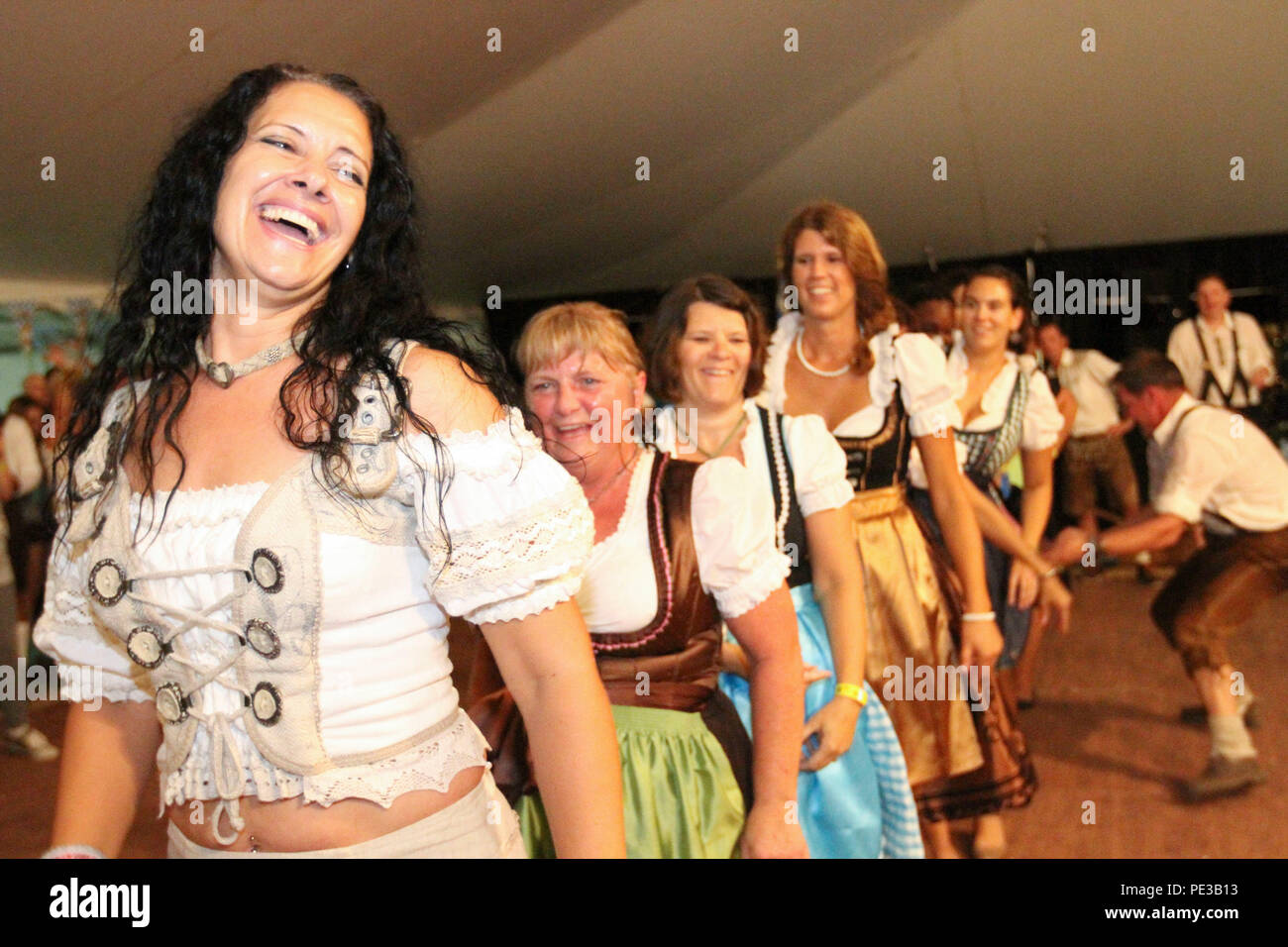 German Air Force Schuhplattler ballerini eseguono durante l annuale Fort Bliss Oktoberfest, una tre-giorni di celebrazione in onore di patrimonio tedesco, Sett. 18-20, 2015 a Biggs Park, Fort Bliss, Texas. Ammissione all'evento, sponsorizzato da Fort Bliss Famiglia e morale, di benessere e di svago, incluso commemorativo 2015 Fort Bliss Oktoberfest stein, un tradizionale pasto bavarese e ore di divertimento. (U.S. Esercito foto di Spc. Lauren Harrah/rilasciato) Foto Stock