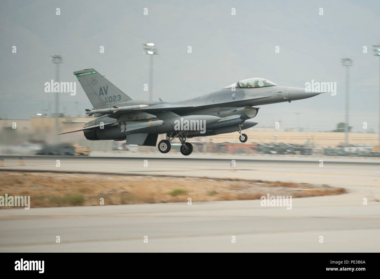 Un U.S. Air Force F-16 Fighting Falcon aeromobile assegnati alla Expeditionary 555th Fighter Squadron prende il largo su un combattimento sortie da Bagram Air Field, Afghanistan, Sett. 22, 2015. La F-16 è un multi-ruolo di aerei da combattimento che è estremamente manovrabile e ha dimostrato in aria-aria e aria-terra di combattimento. (U.S. Air Force foto di Tech. Sgt. Giuseppe Swafford/rilasciato) Foto Stock