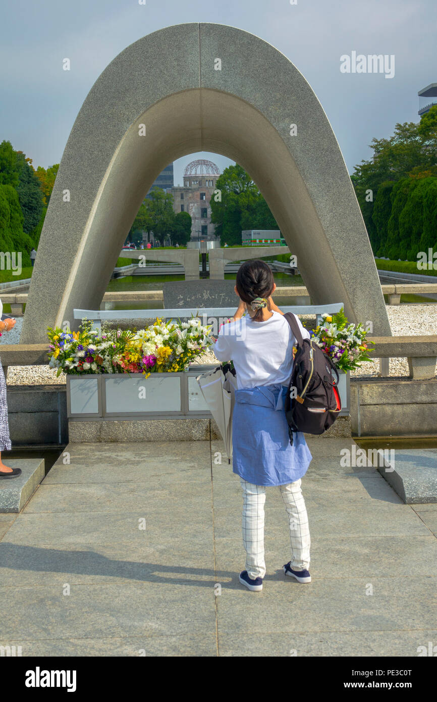 Il cenotafio memoriale alla bomba atomica vittime nella Pace di Hiroshima Park Giappone Asia Foto Stock