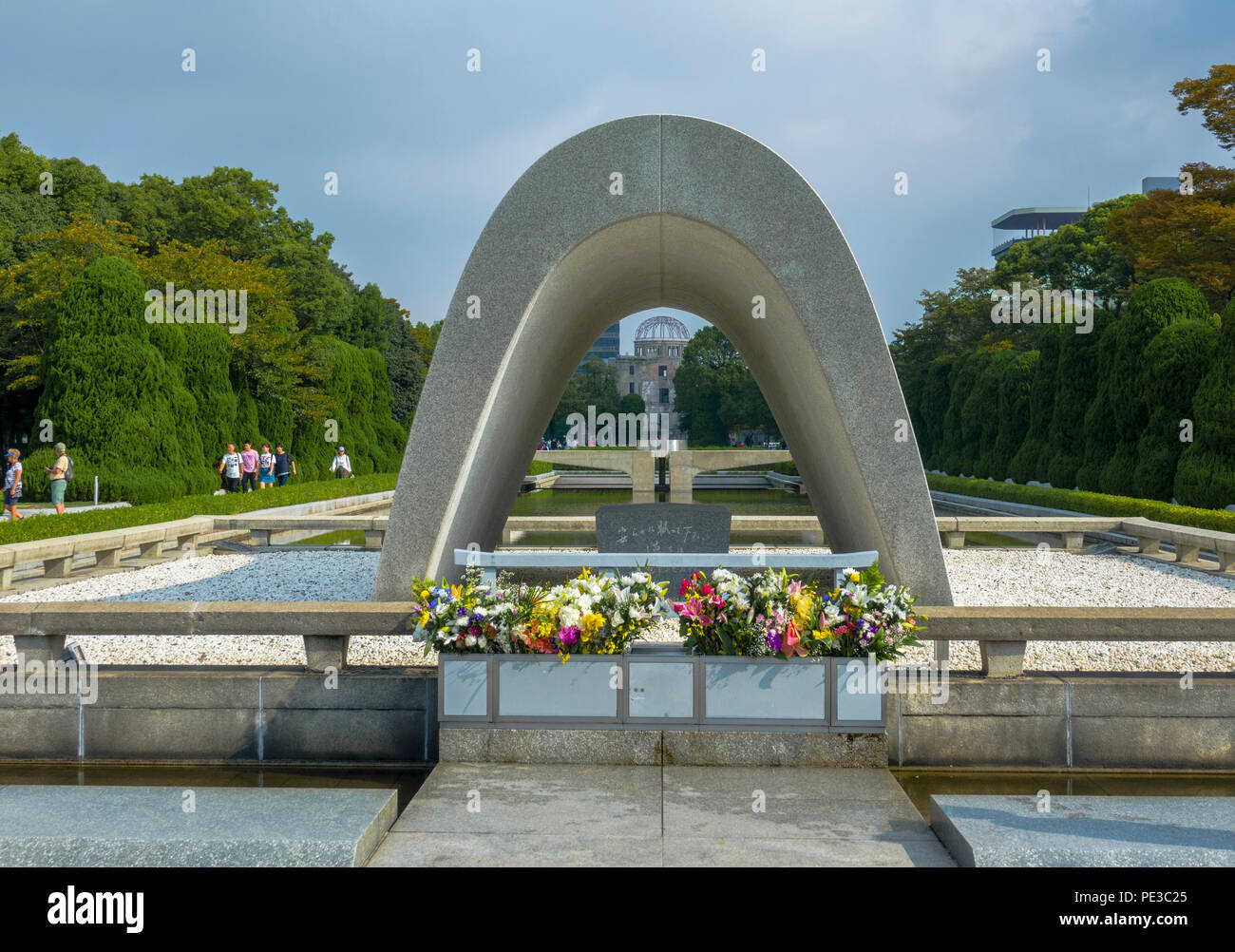 Il cenotafio memoriale alla bomba atomica vittime nella Pace di Hiroshima Park Giappone Asia Foto Stock