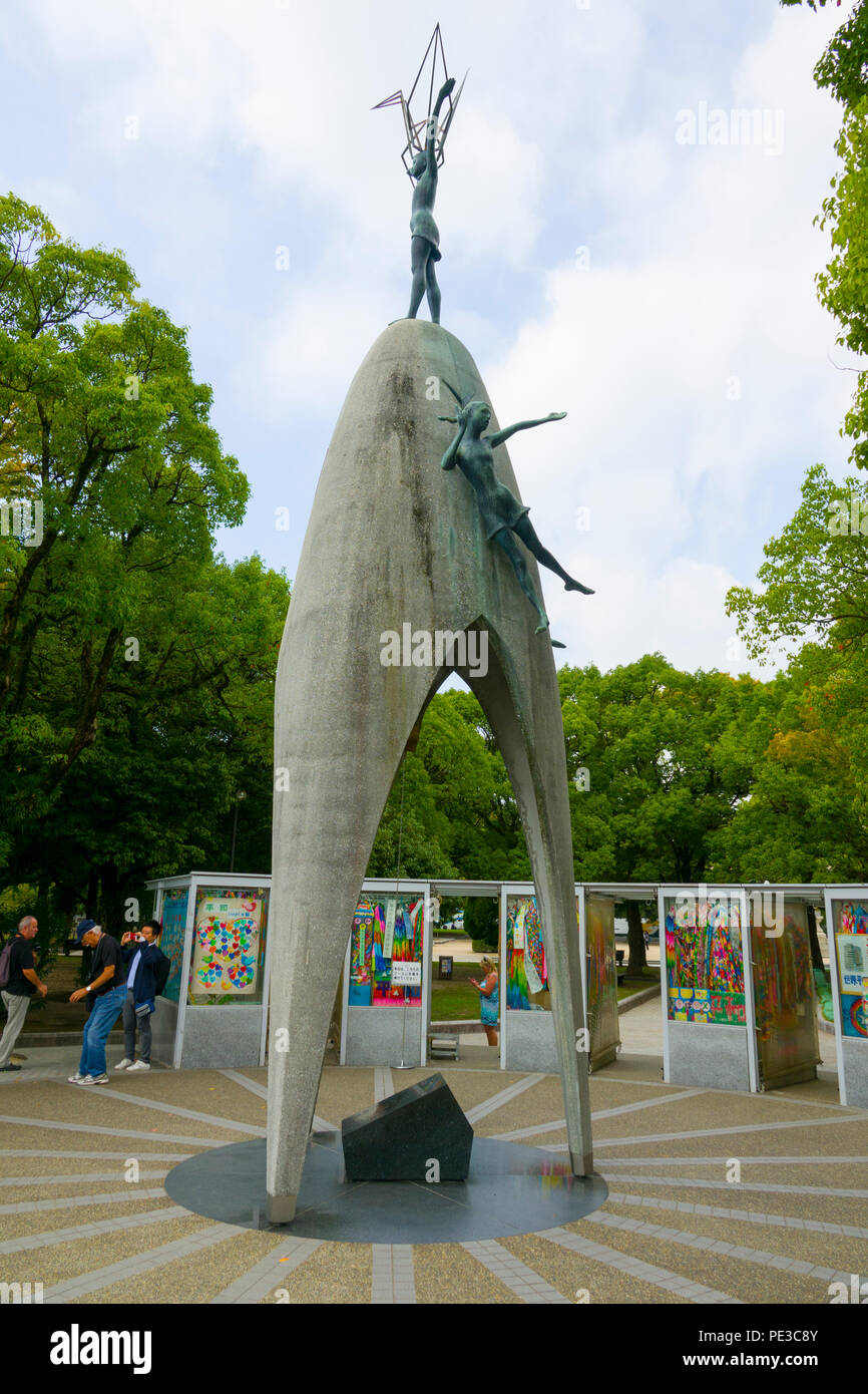 Bambini il Memoriale della Pace di Hiroshima Park Giappone Asia Foto Stock