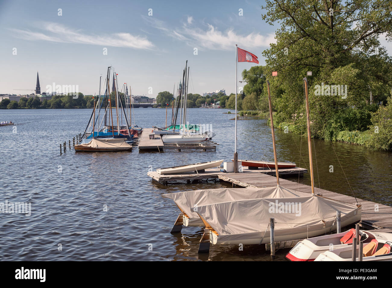 Pontile "Bodos Bootssteg' all'esterno lago Alster Amburgo Foto Stock