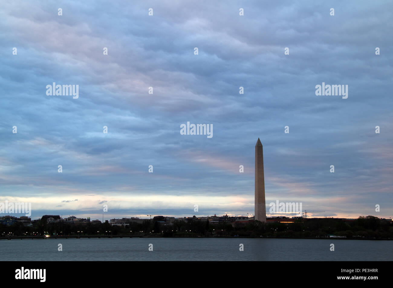 Uno dei più importanti monumenti trovati nella capitale della nazione è il Monumento di Washington, visualizzati qui da tutto il bacino di marea su una tarda sera Foto Stock