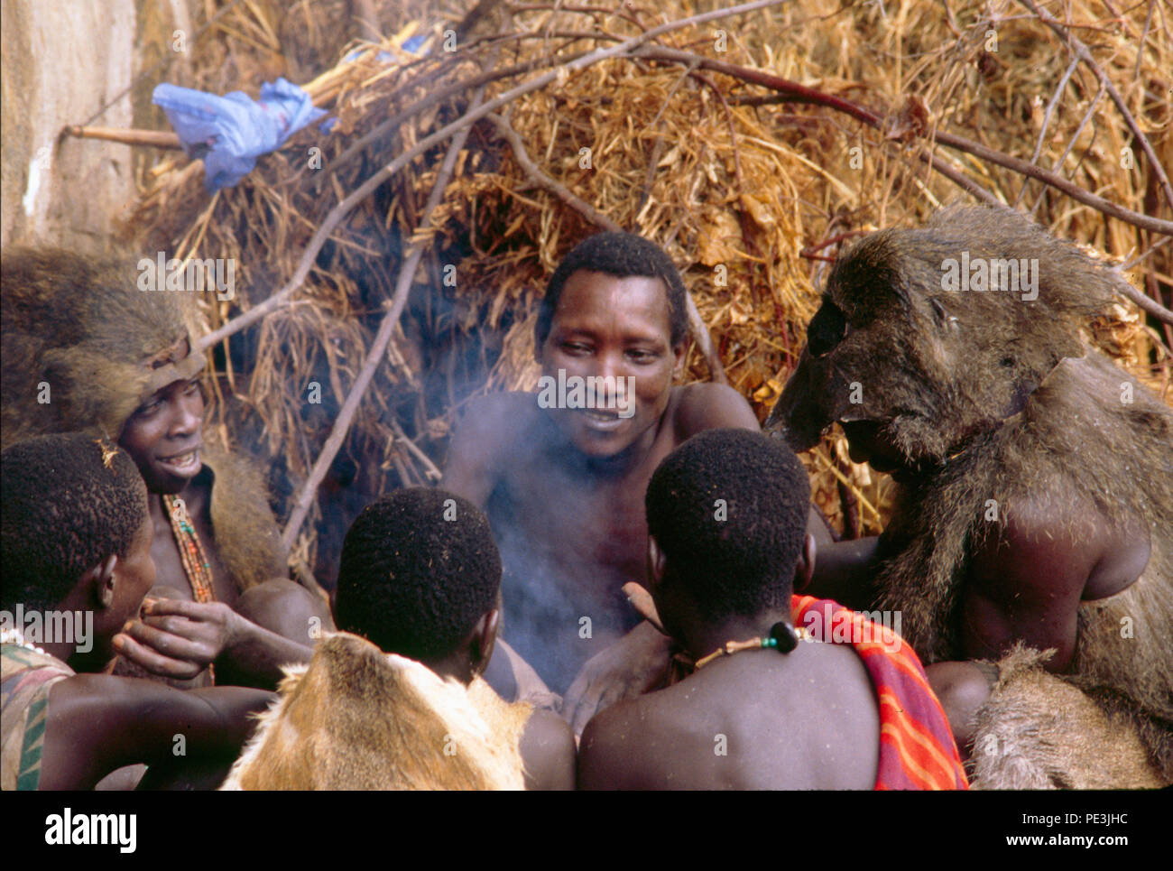 Gli Hadzabe persone sono fare clic su persone di lingua, cacciatori-raccoglitori, che vivono nella regione del Lago Eyasi, Tanzania. Ci sono forse solo 200 di essi ancora l Foto Stock