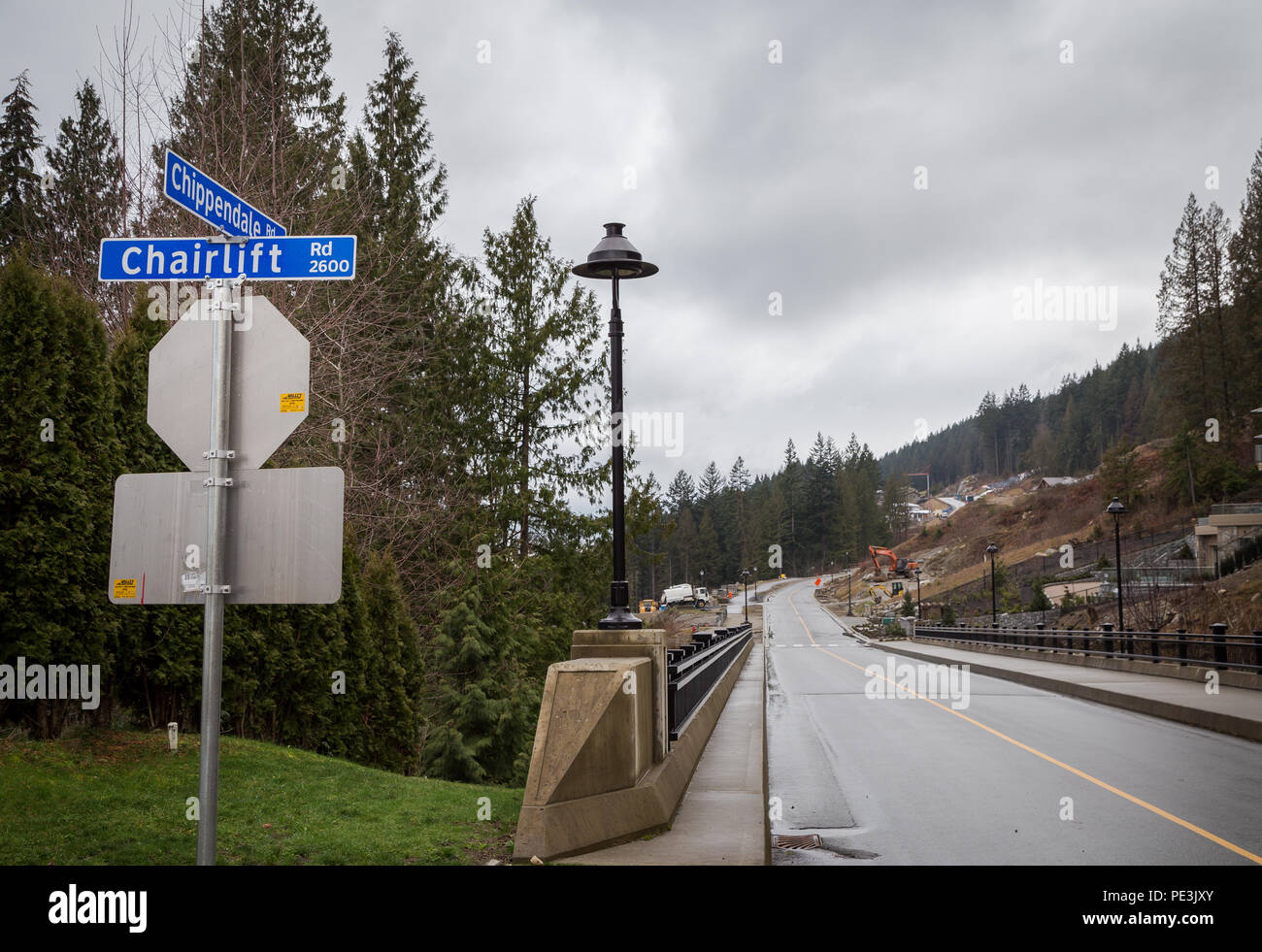 WEST Vancouver, BC, Canada - Feb 10, 2016: l'estensione a Chippendale Rd in West Vancouver proprietà britannica. Questa nuova strada collega la proprietà britannica a Cypress Bowl Rd. Foto Stock