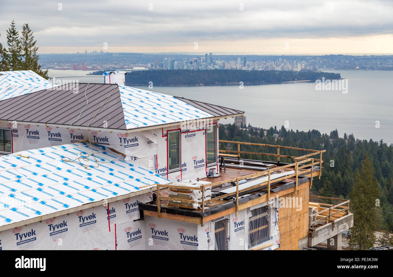 WEST Vancouver, BC, Canada - Feb 10, 2016: Nuova casa costruita in West Vancouver proprietà britannica. Il settore continua a vedere un ondata di investimenti provenienti dal mercato cinese. Foto Stock