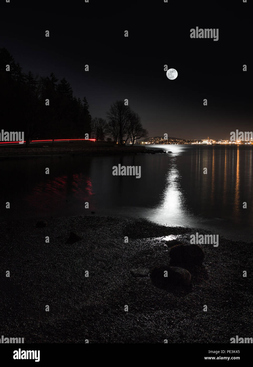 Luna crescente sulla città vista da Vancouver Stanley Park. Foto Stock