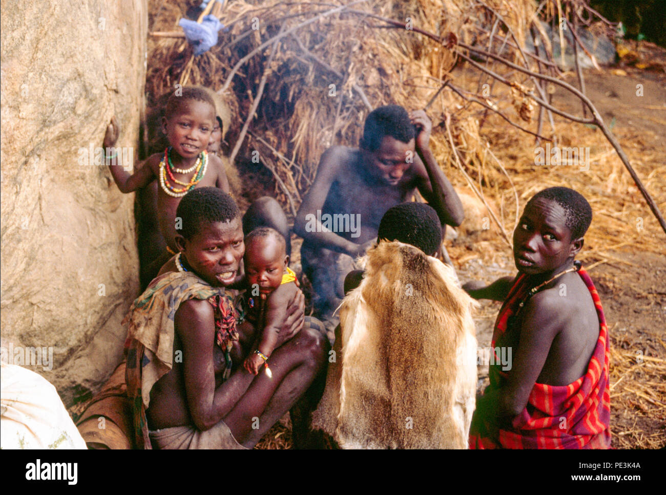 Gli Hadzabe persone sono fare clic su persone di lingua, cacciatori-raccoglitori, che vivono nella regione del Lago Eyasi, Tanzania. Ci sono forse solo 200 di essi ancora l Foto Stock