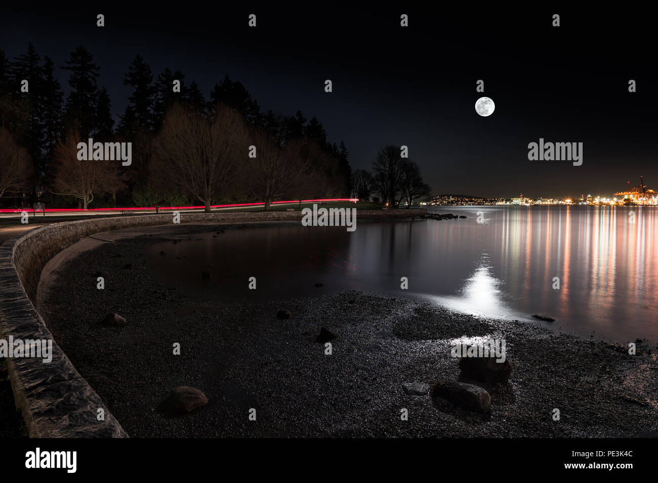 Luna crescente sulla città vista da Vancouver Stanley Park. Foto Stock