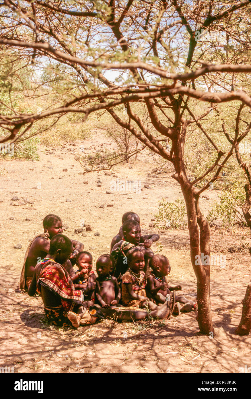 Gli Hadzabe persone sono fare clic su persone di lingua, cacciatori-raccoglitori, che vivono nella regione del Lago Eyasi, Tanzania. Ci sono forse solo 200 di essi ancora l Foto Stock