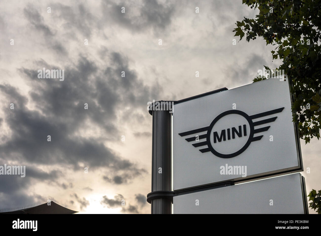 Belgrado, Serbia - Agosto 11, 2018: Mini logo sul loro concessionaria principale negozio di Belgrado. Noto anche come Austin o Cooper, Mini è una vettura inglese manufactu Foto Stock