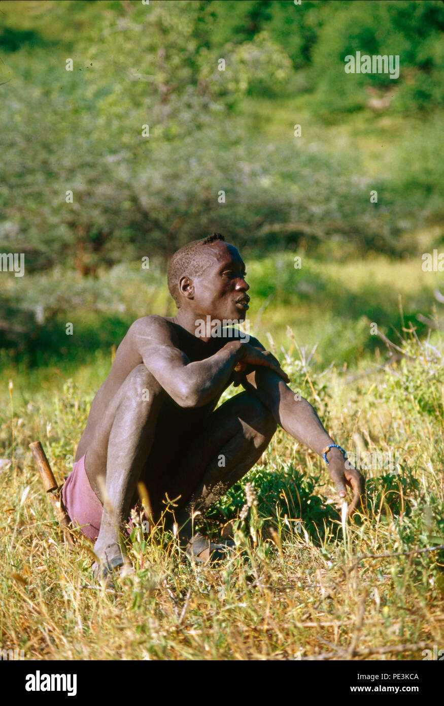 Gli Hadzabe persone sono fare clic su persone di lingua, cacciatori-raccoglitori, che vivono nella regione del Lago Eyasi, Tanzania. Ci sono forse solo 200 di essi ancora l Foto Stock