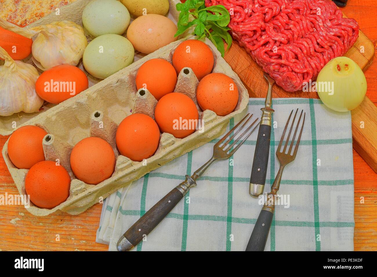 Tritare. La carne di suolo con gli ingredienti per cucinare. Carni macinate miste pronto a fare gli hamburger, grassi, meaetballs. Fotografia di cibo. Concetto culinario. La carne macinata ricetta Foto Stock